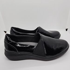 Clarks Collection black patent lightweight slip on Cushionfeel shoes 6.5M